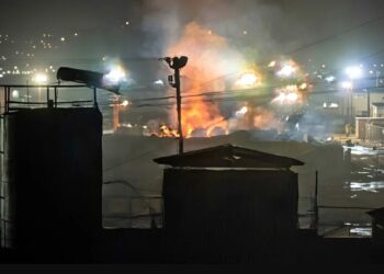 У російському липецьку пролунали вибухи та спалахнула масштабна пожежа поблизу металургійного комбінату