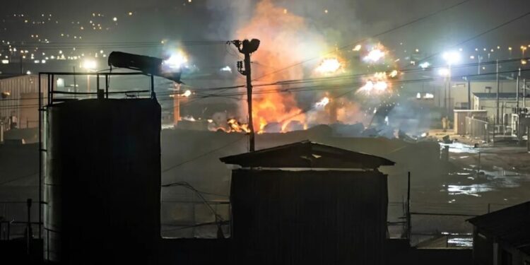 У російському липецьку пролунали вибухи та спалахнула масштабна пожежа поблизу металургійного комбінату