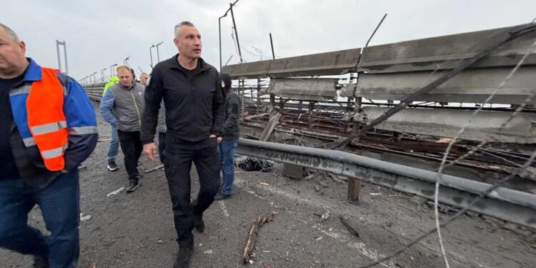 Південний міст у Києві перекритий: назвали маршрути об'їзду