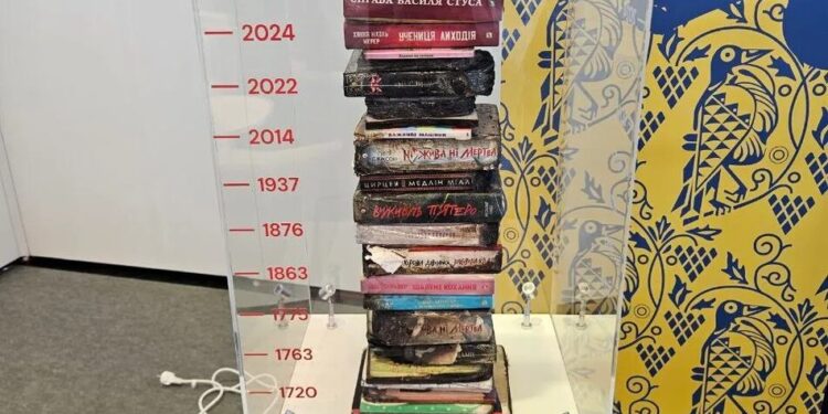 Обпалені книжки з Харкова стали інсталяцією на ярмарку у Франкфурті