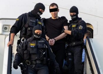 Німеччина екстрадувала з Японії російського хакера, якого звинувачують у роботі на найбільше угруповання вимагачів