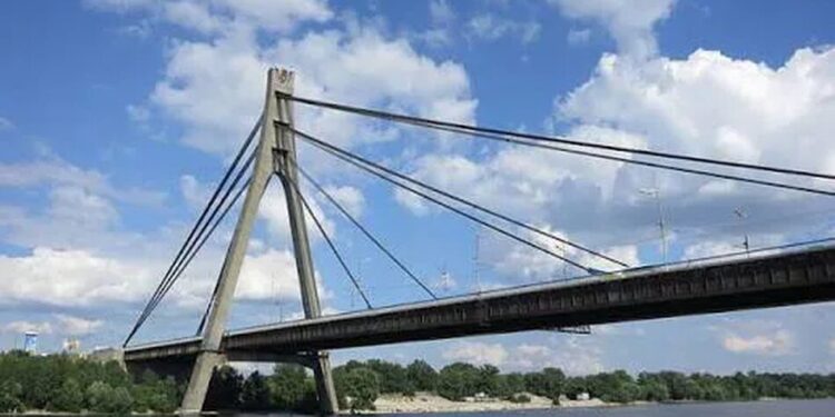 У результаті атаки рф по Північному мосту в Києві постраждали двоє людей: що відомо про їх стан