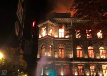 У петербурзі спалахнула масштабна пожежа в історичному маєтку Міллера