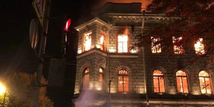 У петербурзі спалахнула масштабна пожежа в історичному маєтку Міллера