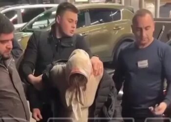 У москві жінка намагалася задушити двох власних дітей у візочку просто посеред вулиці