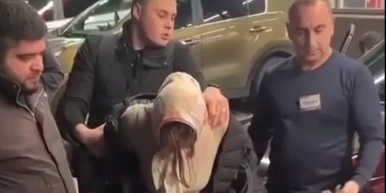 У москві жінка намагалася задушити двох власних дітей у візочку просто посеред вулиці