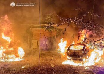 рф атакувала Дніпро, палає багатоквартирний будинок