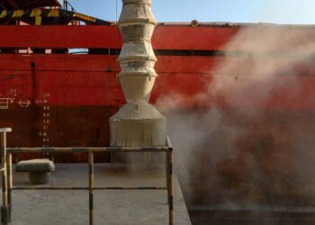 росія вперше з липня дозволила суднам із зерном вийти з Азовського моря – Bloomberg