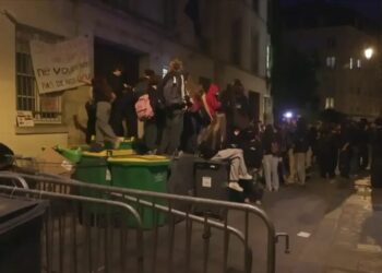 У Франції на протест школярів знову вийшли десятки тисяч людей – школи заблоковані і закриті