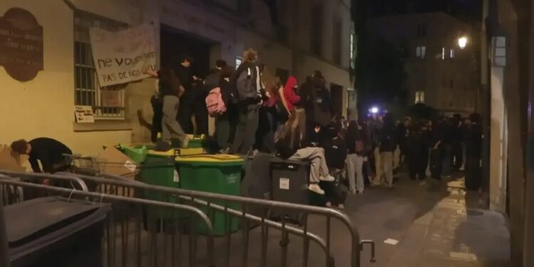 У Франції на протест школярів знову вийшли десятки тисяч людей – школи заблоковані і закриті