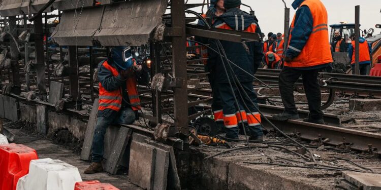 Коли відновлять рух на південному мосту: ситуація на місці прильоту, фоторепортаж