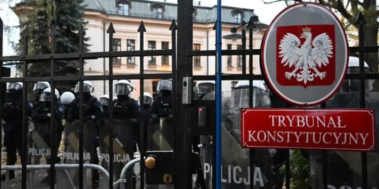 Президент Польщі заявив про "порушення конституційного порядку" і скликав екстрені переговори