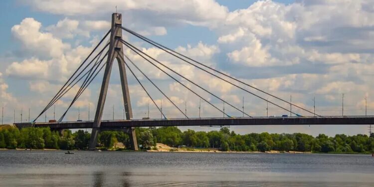У Києві відновили пошкоджену російською атакою ділянку Північного мосту