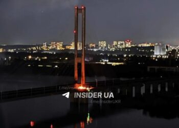 Ворог знову вдарив по Південному мосту в Києві, є влучання