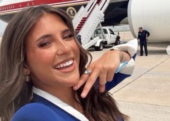 Фотографувалась зі зброєю і має футболку "F*ck Joe Biden" – Трамп взяв у свою медійну команду 24-річну журналістку