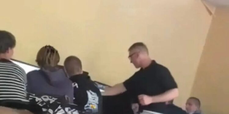 Лайка та фізична сила під час уроку: на Одещині спалахнув скандал через поведінку вчителя
