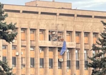 Окупанти атакували дроном будівлю Запорізької облради, влучили у герб