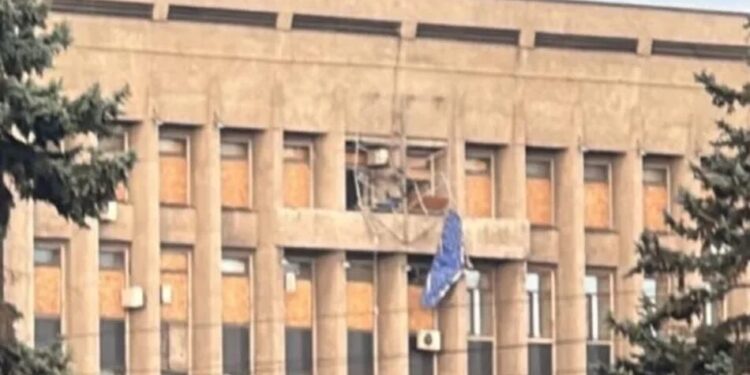 Окупанти атакували дроном будівлю Запорізької облради, влучили у герб