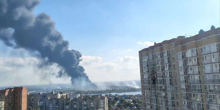 У ростові триває пожежа на терміналі заводу, що постачає пальне армії рф