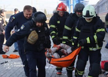 Зеленський показав кадри з місця удару рф по вокзалу в Дніпрі