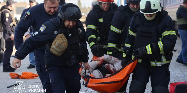 Зеленський показав кадри з місця удару рф по вокзалу в Дніпрі
