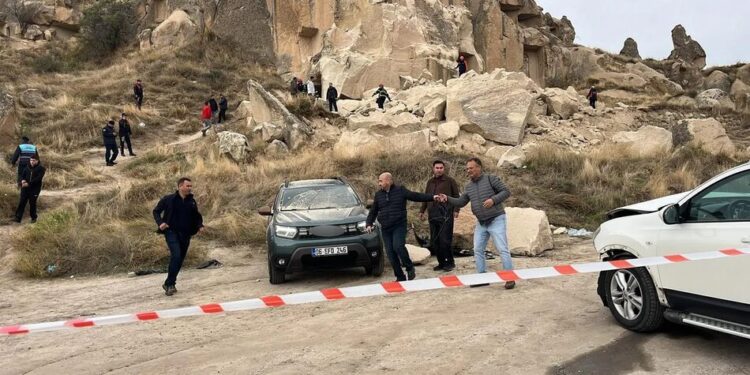 У Каппадокії в Туреччині обвалилася скеля, двоє людей загинуло