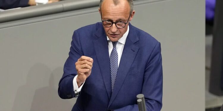 Канцлер Німеччини Мерц вперше з 2025 року несподівано прибув до Києва