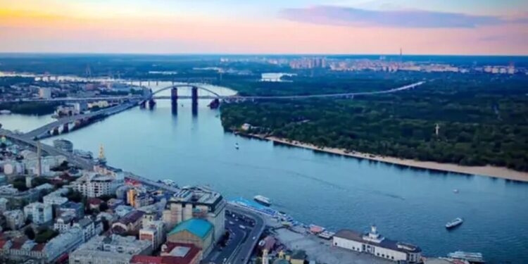 Чи можуть удари рф по мостах розділити Київ на два береги: експерт озвучив сценарій