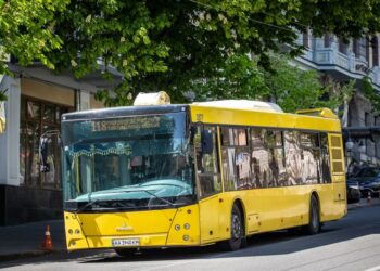 У Києві оновили схеми руху автобусів і тролейбусів після влучання по Північному мосту