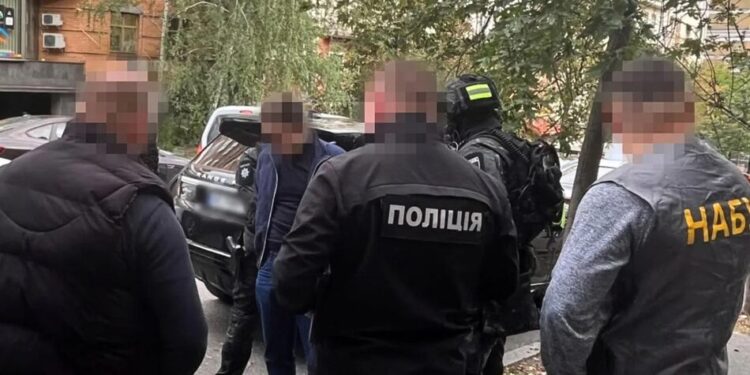 Виманив у підприємця 280 000 доларів: у Києві затримали псевдопрацівника НАБУ