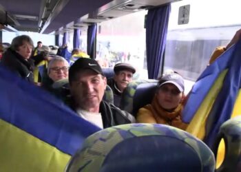 Евакуйовані з окупованих Олешок перетнули кордон України – Зеленський показав відео