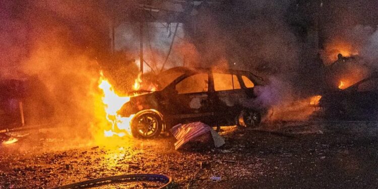 Ракетний удар по передмістю Харкова: уже понад 20 поранених