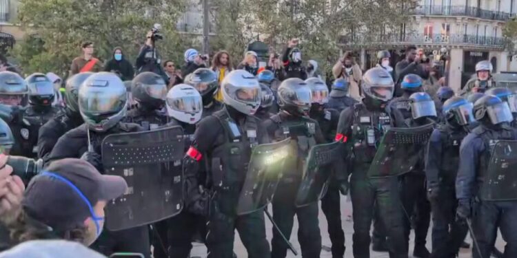 У Парижі поліція силою розганяла протестувальників із застосуванням водометів та сльозогінного газу – ЗМІ показали кадри