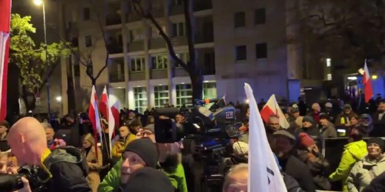 У Польщі розгорівся конфлікт навколо Конституційного трибуналу – люди вийшли на протест