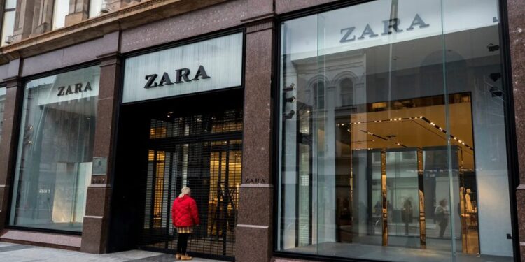 Zara потрапила у скандал через дитячий костюм на Гелловін, який нагадує робу в'язнів концтаборів