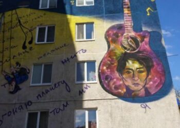 У росії зафарбували мурал Земфіри на будинку, де вона виросла, після скарги провладних активістів