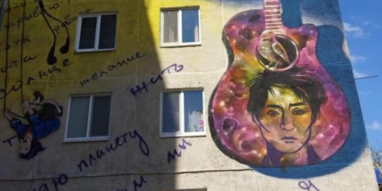 У росії зафарбували мурал Земфіри на будинку, де вона виросла, після скарги провладних активістів