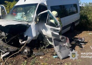 На трасі Київ – Одеса мікроавтобус врізався у відбійник: є загибла і сім поранених