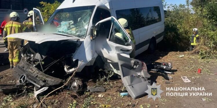 На трасі Київ – Одеса мікроавтобус врізався у відбійник: є загибла і сім поранених