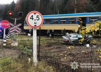 На Львівщині електропоїзд зіткнувся з Mercedes: водійку госпіталізували