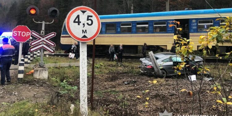 На Львівщині електропоїзд зіткнувся з Mercedes: водійку госпіталізували