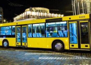 У Києві частково зупинився громадський транспорт через проблеми з електропостачанням – які райони постраждали