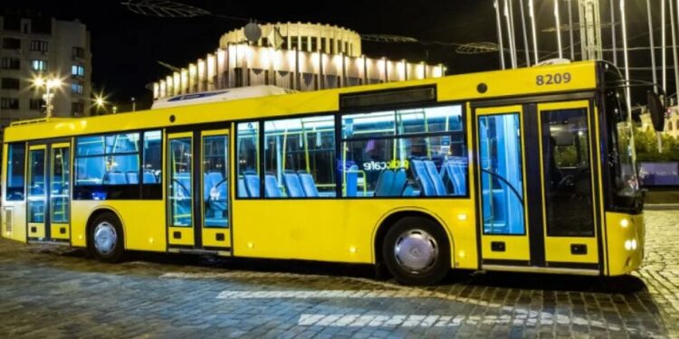 У Києві частково зупинився громадський транспорт через проблеми з електропостачанням – які райони постраждали