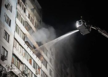 російський дрон влучив у будинок у Києві: постраждали 4 людини