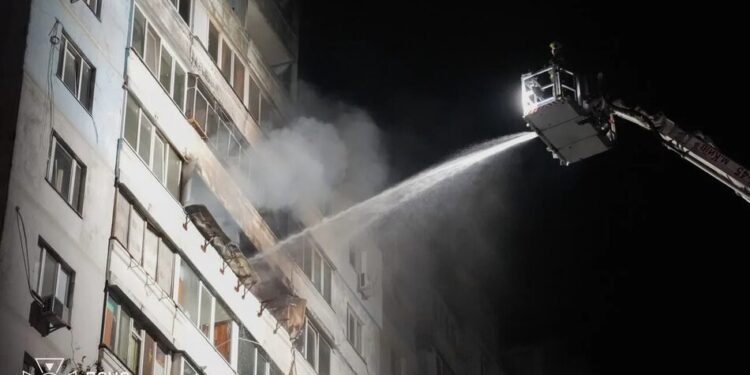 російський дрон влучив у будинок у Києві: постраждали 4 людини