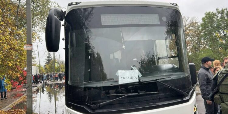 Українська делегація з евакуйованими жителями Олешок вирушила до Анапи – Арахамія