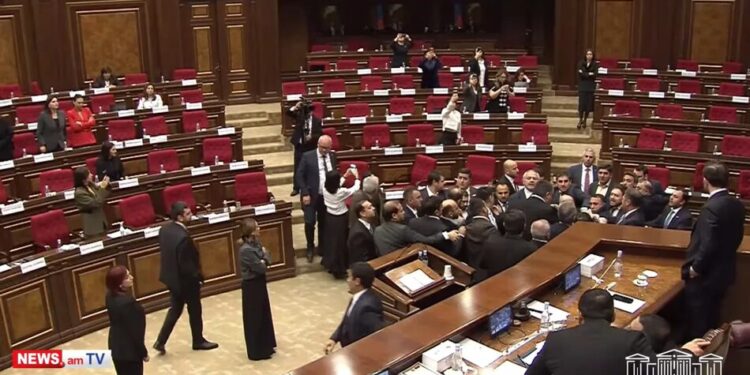 Масова бійка у парламенті Вірменії потрапила у прямий ефір